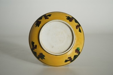 Une assiette en porcelaine de Chine &agrave; d&eacute;cor de dragons sur fond jaune, Kangxi