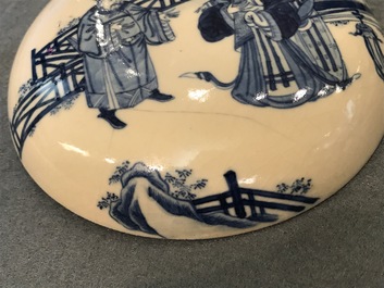 Une bo&icirc;te couverte en porcelaine de Chine bleu et blanc p&acirc;te tendre, marque de Kangxi, 19&egrave;me