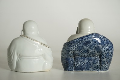 Twee Chinese blauwwitte en polychrome figuren van Boeddha, gemerkt, 19/20e eeuw