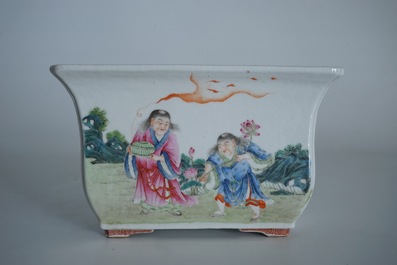 Een Chinese famille rose jardini&egrave;re met figurendecor, Guangxu merk en wellicht periode
