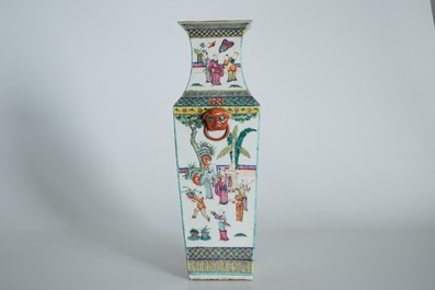 Een vierkante Chinese famille rose vaas met hofsc&egrave;ne, 19e eeuw