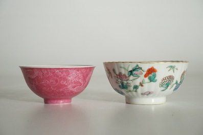 Trois tasses, deux soucoupes et une bo&icirc;te couverte en porcelaine de Chine famille rose, 19/20&egrave;me