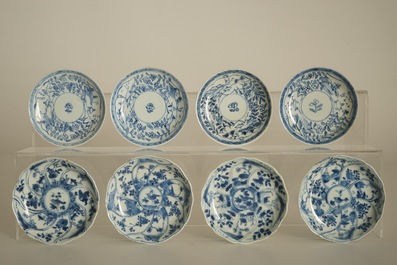 Huit tasses et soucoupes et deux bols en porcelaine de Chine bleu et blanc, Kangxi et post&eacute;rieur
