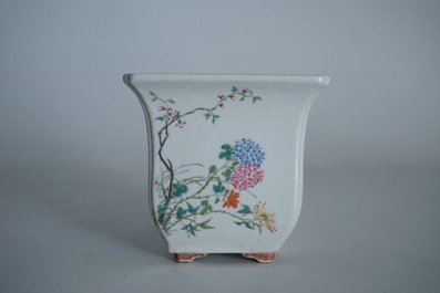 Une jardini&egrave;re en porcelaine de Chine famille rose, marque et probablement &eacute;poque de Guangxu