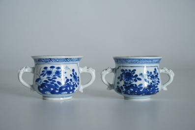 Deux br&ucirc;le-parfums en porcelaine de Chine bleu et blanc, Kangxi