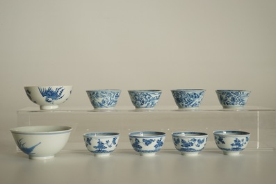 Huit tasses et soucoupes et deux bols en porcelaine de Chine bleu et blanc, Kangxi et post&eacute;rieur