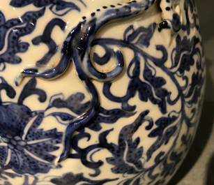 Un vase en porcelaine de Chine bleu et blanc aux rinceaux de lotus, 19&egrave;me