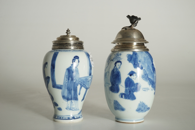 Twee Chinese blauwwitte theebussen met zilvermonturen, Kangxi