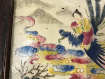Deux plaques en porcelaine de Chine famille rose en cadres en bois, 19&egrave;me