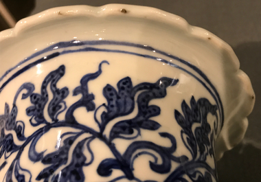 Un vase en porcelaine de Chine bleu et blanc aux rinceaux de lotus, 19&egrave;me