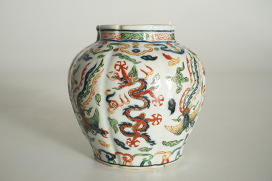 A Chinese wucai dragon vase, Wanli mark, 19/20th C.