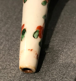 Un aspersoir et une chope en porcelaine de Chine famille verte, Kangxi