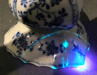 Un crachoir en forme de coeur en porcelaine de Chine bleu et blanc, Kangxi