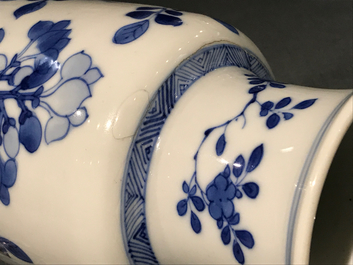 Un vase de forme rouleau en porcelaine de Chine bleu et blanc, Kangxi