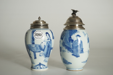 Deux bo&icirc;tes &agrave; th&eacute; en porcelaine de Chine bleu et blanc aux montures en argent, Kangxi