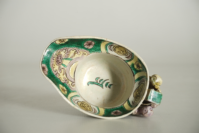 Une coupe libatoire en porcelaine de Chine famille verte, Kangxi