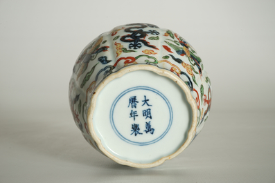 A Chinese wucai dragon vase, Wanli mark, 19/20th C.