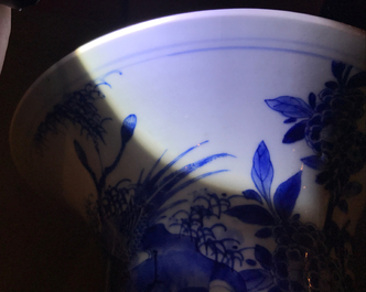Een Chinese blauwwitte yenyen vaas met vogels in een landschap, Kangxi