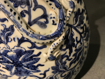 Un vase en porcelaine de Chine bleu et blanc aux rinceaux de lotus, 19&egrave;me