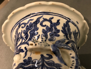 Un vase en porcelaine de Chine bleu et blanc aux rinceaux de lotus, 19&egrave;me