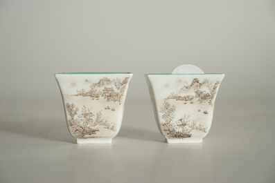 Une paire de tasses de forme carr&eacute;e en porcelaine de Chine aux paysages, marque de Jiaqing, 19/20&egrave;me