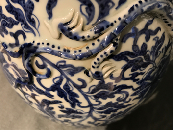 Un vase en porcelaine de Chine bleu et blanc aux rinceaux de lotus, 19&egrave;me