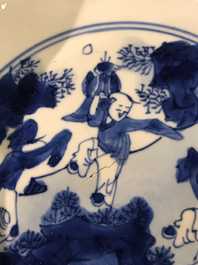 Een Chinese blauwwitte klapmutskom met figurendecor, Chenghua merk, Kangxi