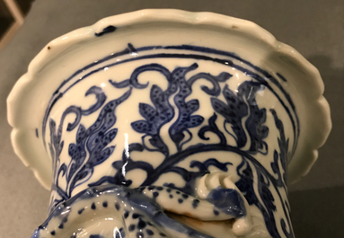 Un vase en porcelaine de Chine bleu et blanc aux rinceaux de lotus, 19&egrave;me