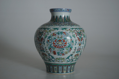 Een Chinese doucai vaas, Qianlong merk, 20e eeuw