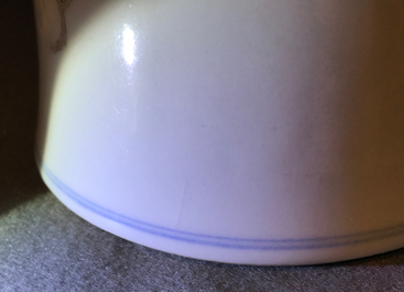 Un vase de forme gu en porcelaine de Chine wucai, 19/20&egrave;me