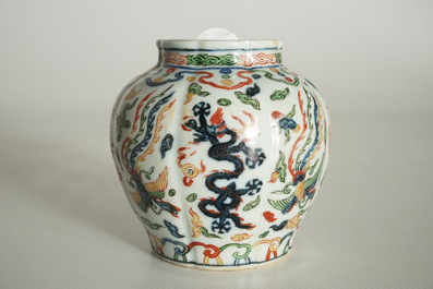 A Chinese wucai dragon vase, Wanli mark, 19/20th C.