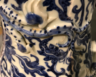 Un vase en porcelaine de Chine bleu et blanc aux rinceaux de lotus, 19&egrave;me