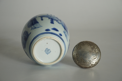 Een Chinese blauwwitte theebus met zilveren montuur, Kangxi