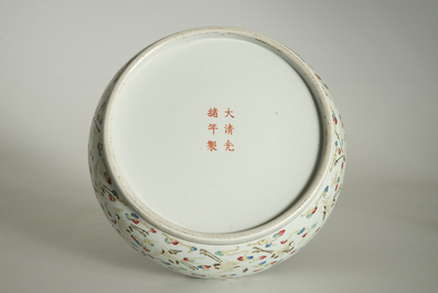 Un bassin en porcelaine de Chine famille rose aux grues, marque de Guangxu, 20&egrave;me