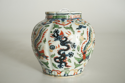 A Chinese wucai dragon vase, Wanli mark, 19/20th C.