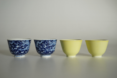 Deux paires de bols en porcelaine de Chine bleu et blanc et jaune monochrome, 19/20&egrave;me