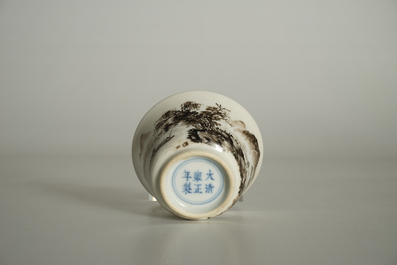 Een Chinese grisaille kop, Yongzheng merk, 19/20th C.