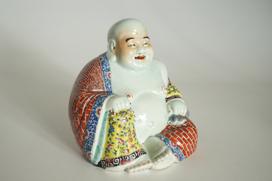 Un mod&egrave;le de Bouddha en porcelaine de Chine famille rose, marque Wan Tong Shun Zao, R&eacute;publique, 20&egrave;me