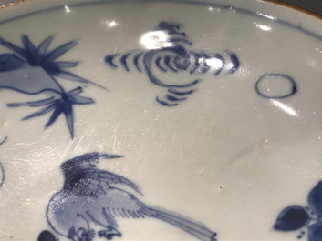 Une assiette en porcelaine de Chine bleu et blanc aux oiseaux dans un jardin, Shunzhi, &eacute;poque Transition