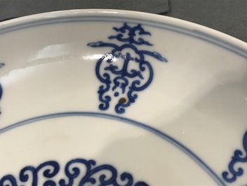 Une assiette &quot;Shou&quot; en porcelaine de Chine bleu et blanc, marque de Tongzhi, 19/20&egrave;me