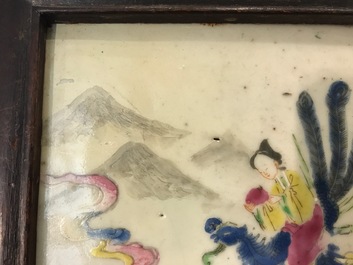 Twee Chinese famille rose plaquettes in houten lijst, 19e eeuw