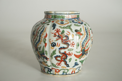 A Chinese wucai dragon vase, Wanli mark, 19/20th C.