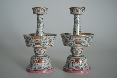 Une paire de bougeoirs en porcelaine de Chine famille rose, marque de Jiaqing, 19/20&egrave;me