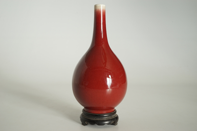 Un vase de forme bouteille en porcelaine de Chine sang de boeuf monochrome, 19/20&egrave;me