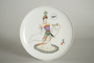 Een fijn Chinees bord met een danseres, gesign. Zhang Song Mao, 3e kwart 20e eeuw