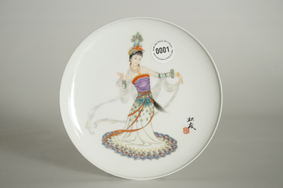 Une assiette &agrave; d&eacute;cor d'une danseuse, sign&eacute;e Zhang Song Mao, 3&egrave;me quart du 20&egrave;me