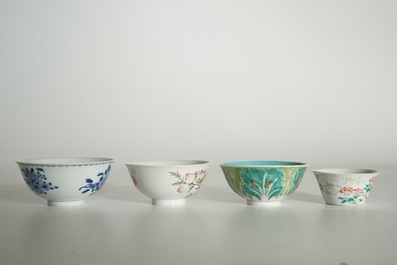 Quatre bols en porcelaine de Chine famille rose et bleu et blanc, 19/20&egrave;me