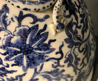 Un vase en porcelaine de Chine bleu et blanc aux rinceaux de lotus, 19&egrave;me