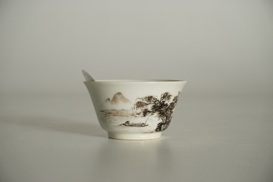 Une tasse en porcelaine de Chine grisaille, marque de Yongzheng, 19/20&egrave;me