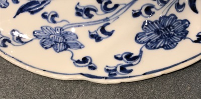 Deux assiettes polylob&eacute;es en porcelaine de Chine bleu et blanc aux ph&eacute;nix et singes, Kangxi